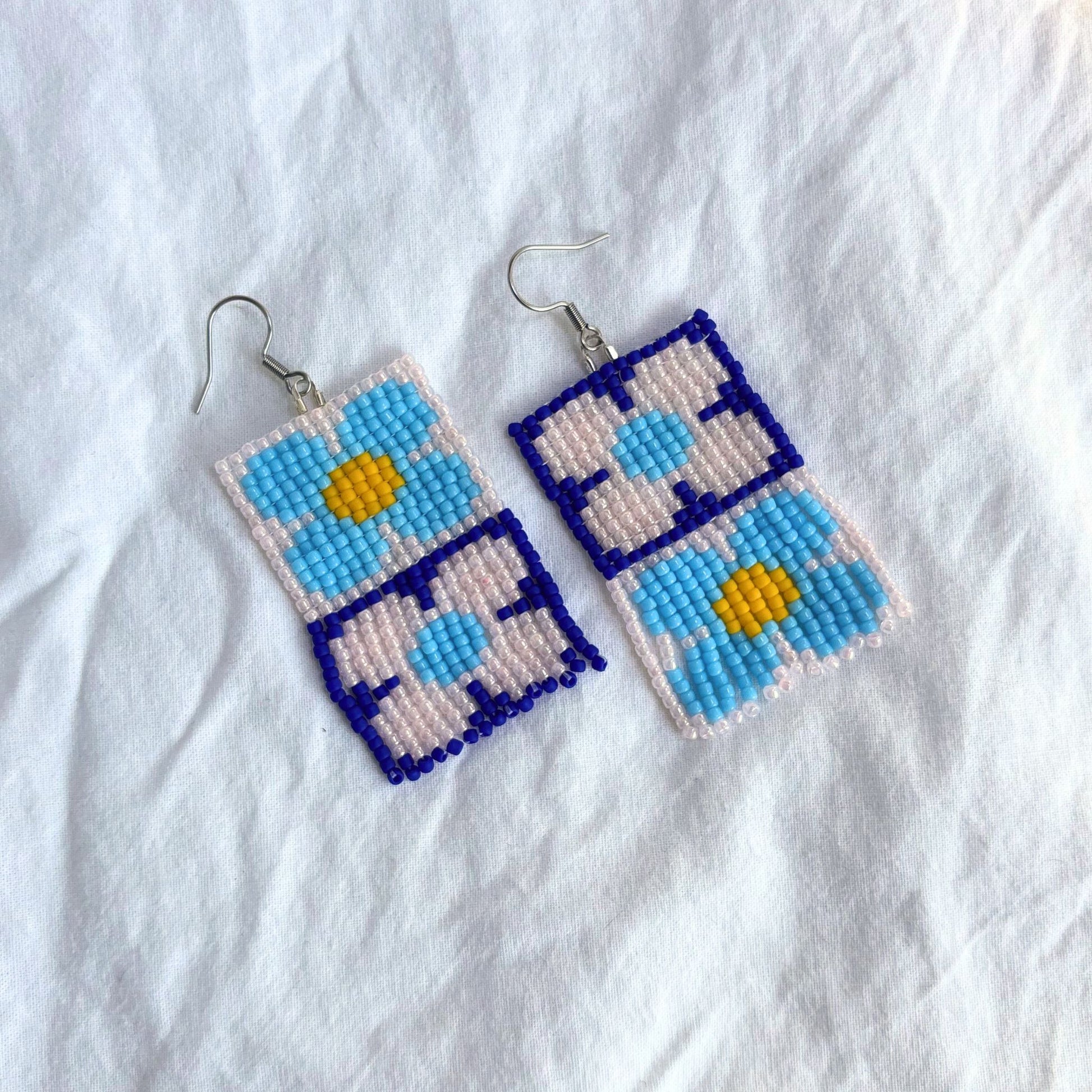 cercei handmade din margele cu franjuri in nuante de albastr, roz pastel si galben, bijuterii artizanale unicat elegante in stil boho-chic, potrivite pentru tinute moderne, de ocazie sau cadou pentru ea.