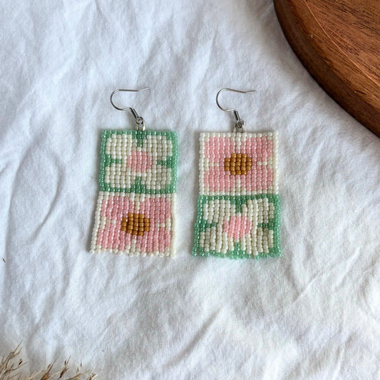 cercei lucrati manual din margele fine in nuante pastel de verde, bej si roz, cu model floral fin cu franjuri si agatatoare metalica din otel inoxidabil, bijuterii artizanale usoare, elegante si moderne, potrivite pentru tinute boho, casual sau de vara, cadou pentru femei
