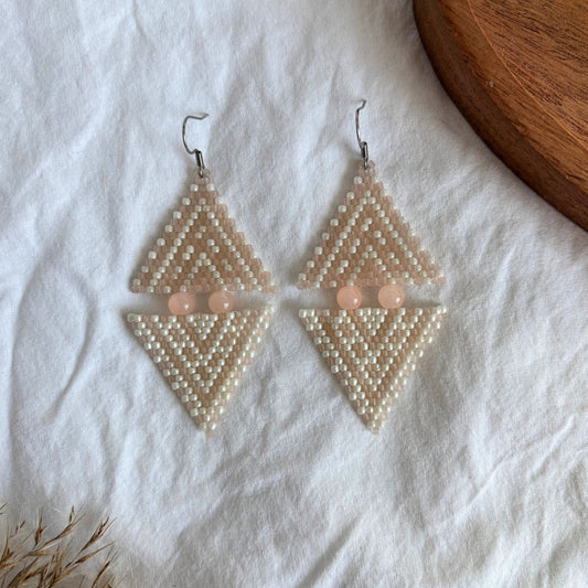 cercei realizati manual din margele delicate, in nuante de roz pudrat si alb perla, model geometric simetric, agatatoare metalica din otel inoxidabil, bijuterii artizanale unicat, accesorii usoare si moderne, ideale pentru tinute casual, boho sau evenimente, cadou pentru ea