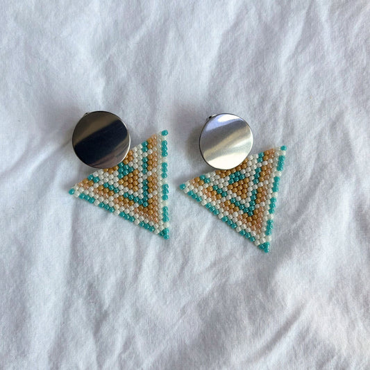 cercei handmade din margele fine in nuante de turcoaz, portocaliu pastel si perla, prindere tinta metalica, cerce statement usori, accesorii artizanale originale unicat, stil boho si elegant potrivit pentru cadou, tinute de zi si de ocazie.