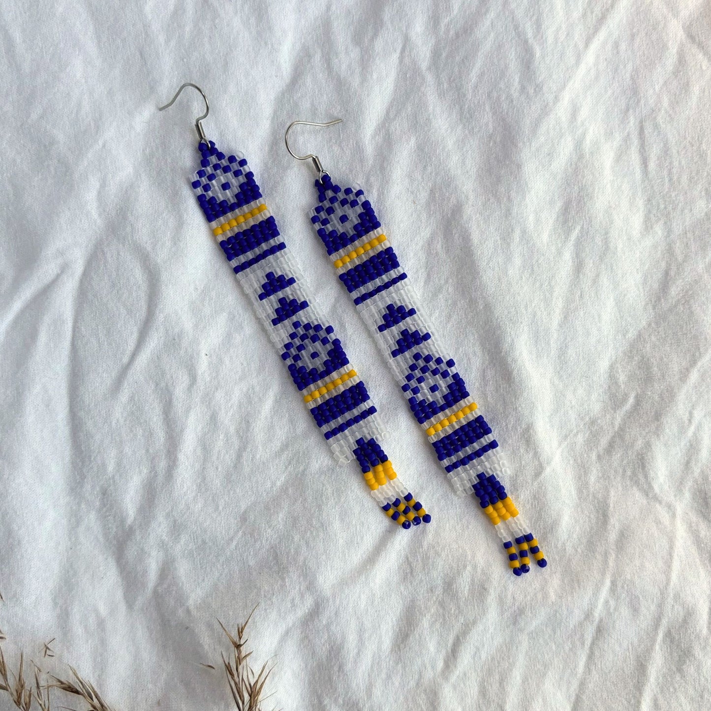 cercei handmade lungi din margele mici, in nuante de albastru, galben si alb, cu design statement fin si agatatoare metalica din otel inoxidabil, bijuterii artizanale usoare si elegante, ideale pentru tinute moderne si boho, de vara sau cadou special