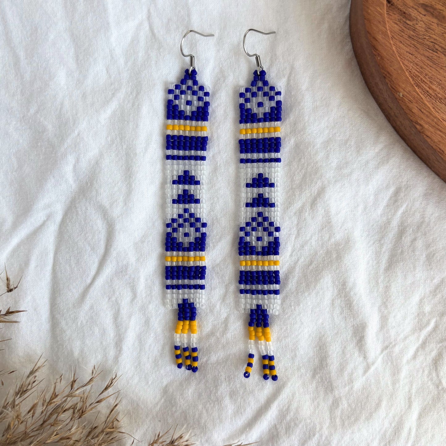 cercei lucrati manual din margele fine, in nuante de albastru, galben si alb transparent, cercei statement usori cu franjuri, ideali pentru cadou, de zi si de seara pentru femei, bijuterii artizanale unicat, stil boho-elegant
