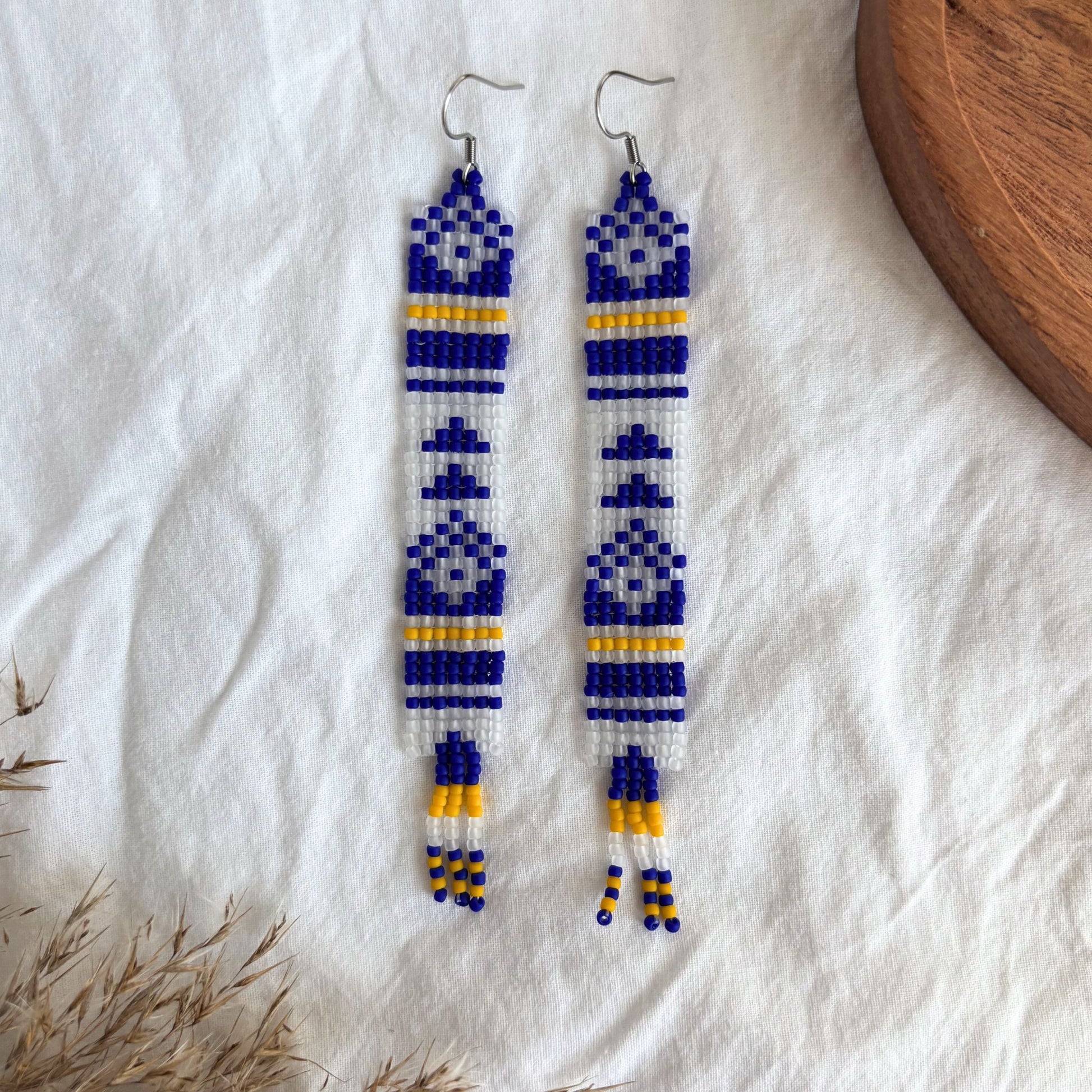 cercei lucrati manual din margele fine, in nuante de albastru, galben si alb transparent, cercei statement usori cu franjuri, ideali pentru cadou, de zi si de seara pentru femei, bijuterii artizanale unicat, stil boho-elegant