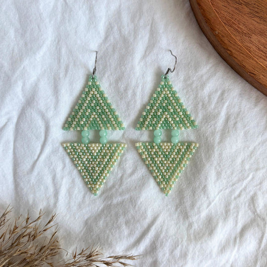 cercei realizati manual din margele delicate verde pastel si bej, cu model geometric simetric si margele verde menta, bijuterii artizanale originale, model unicat si elegant, accesorii usoare potrivite pentru tinute de vara, boho sau casual, cadou pentru femei
