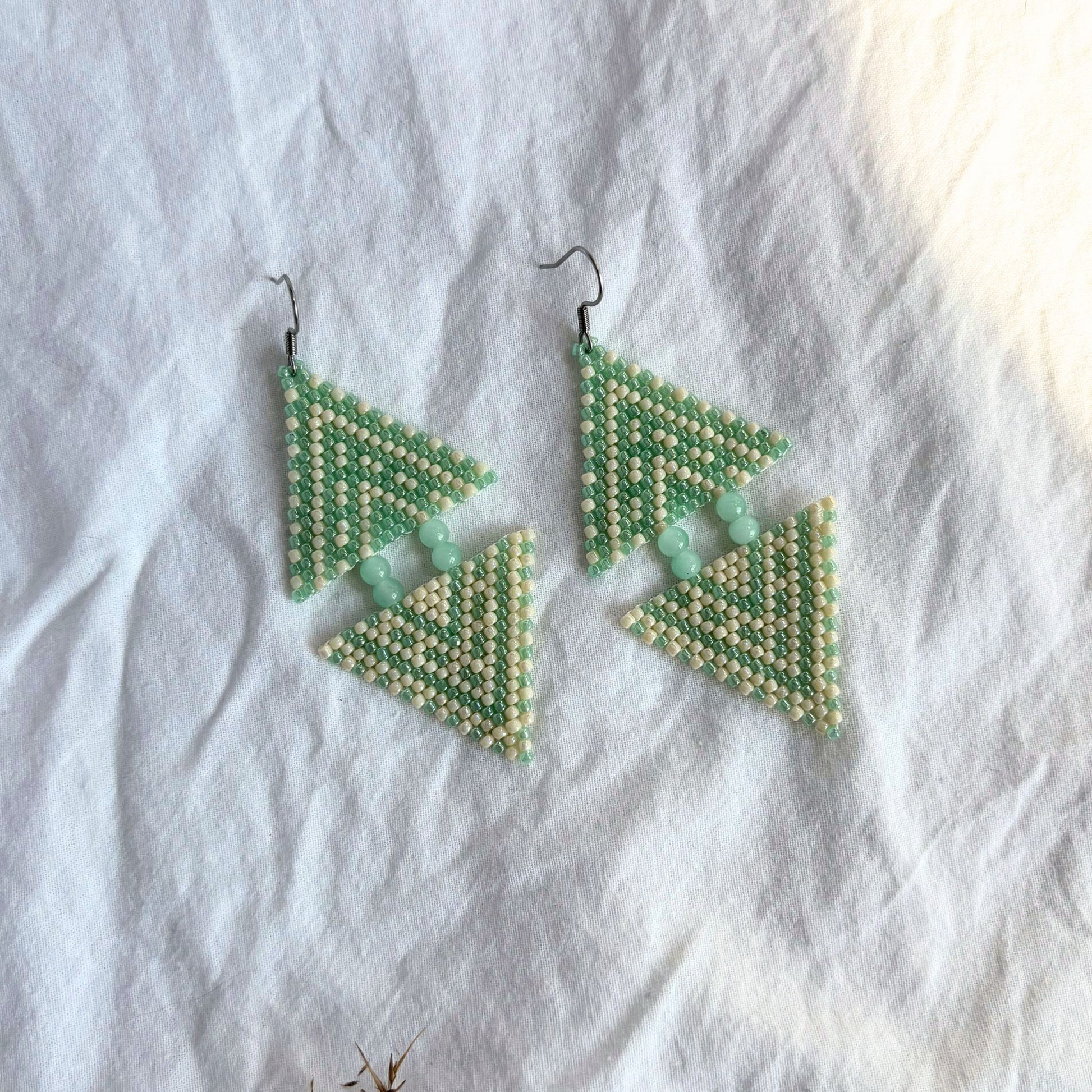 cercei statement din margele fine in nuante de verde pastel si bej, model geometric simetric unit de margele verde menta, cercei usori si moderni, stil boho elegant, accesorii artizanale unicat, potriviti pentru tinute casual, de ocazie sau de vara