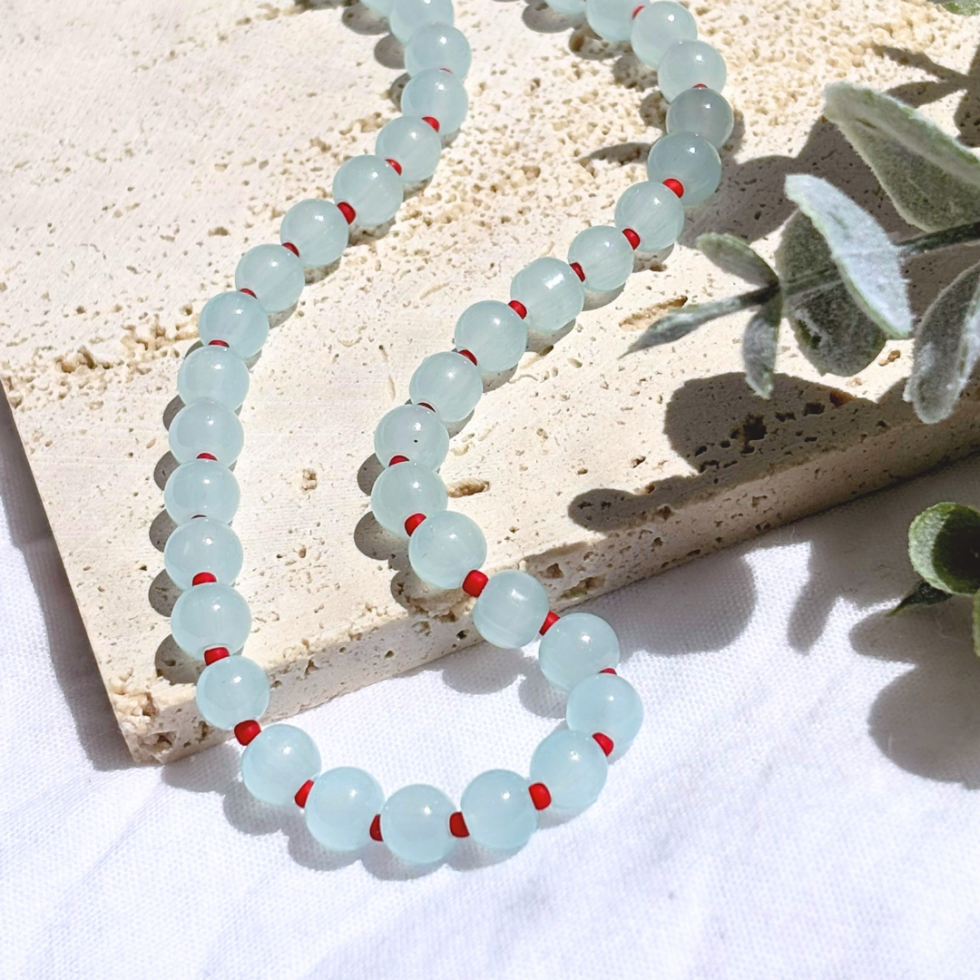 Choker handmade din margele de sticla albastru deschis si accente rosii, bijuterie rezistenta din otel inoxidabil