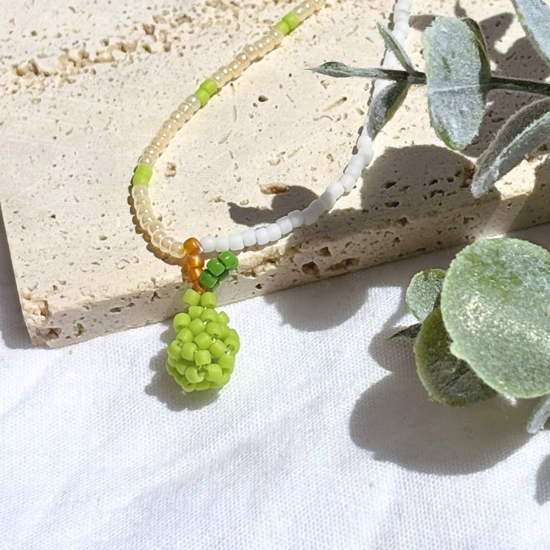 Choker delicat cu margele de sticla si accente verzi, avand un pandantiv para impletit manual, bijuterie rezistenta din otel inoxidabil