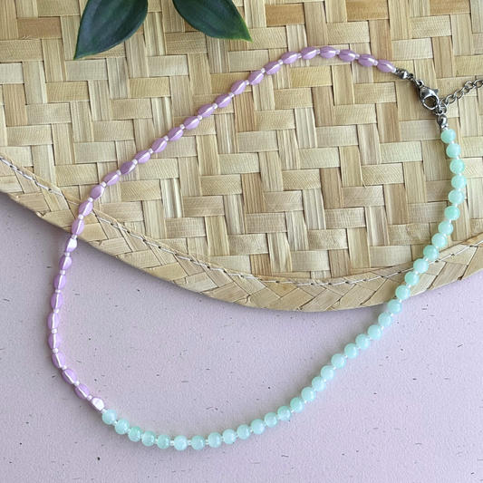 Colier handmade scurt stil half and half din margele verde fistic si roz lila 35 cm choker femei, cadou ideal pentru fete colier la baza gatului pastel