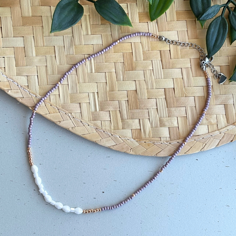 Colier handmade scurt din margele lila si albe cu accesorii din otel inoxidabil 35 cm aur auriu 