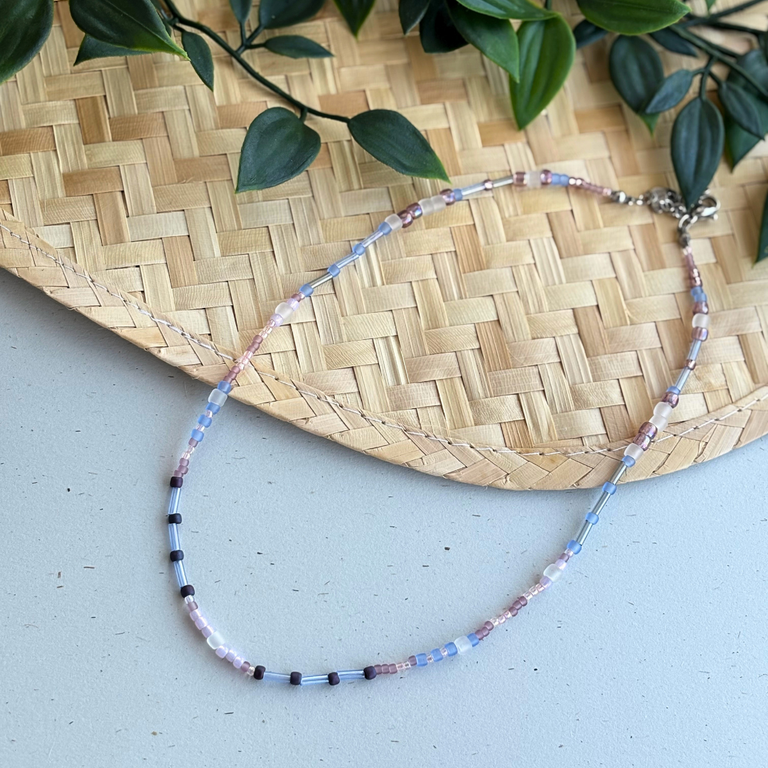 Colier handmade scurt din margele de sticla pastelat albastru si lila 35 cmș choker realizat manual 