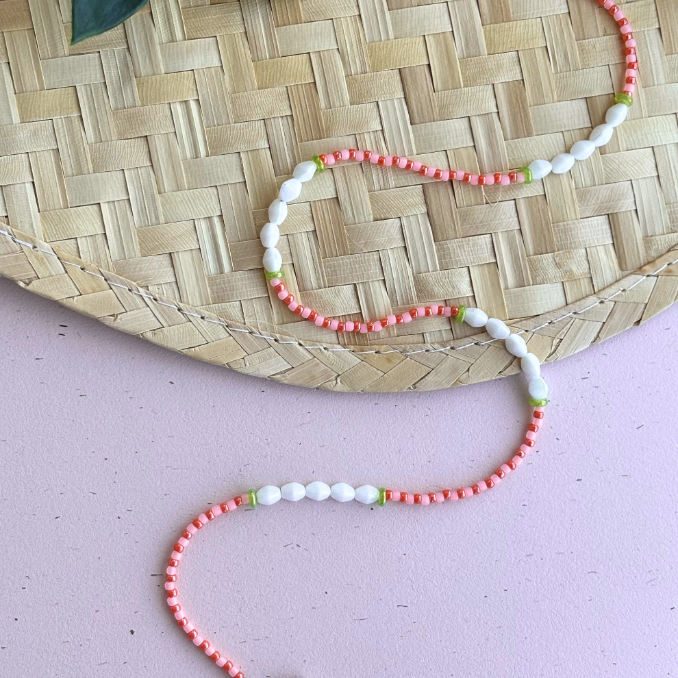 Colier handmade scurt din margele sticla coral si albe cu inchizatoare din otel inoxidabil, chocker la baza gatului, lantisor lucrat manual