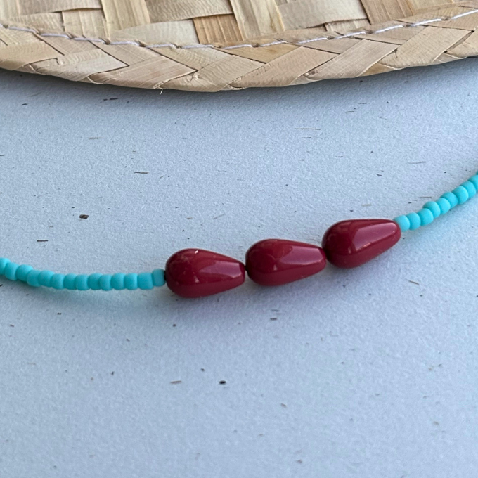 Colier handmade scurt pentru femei din margele turcoaz si detalii visinii, lungime 35 cm cu extensie de 6 cm din otel inoxidabil