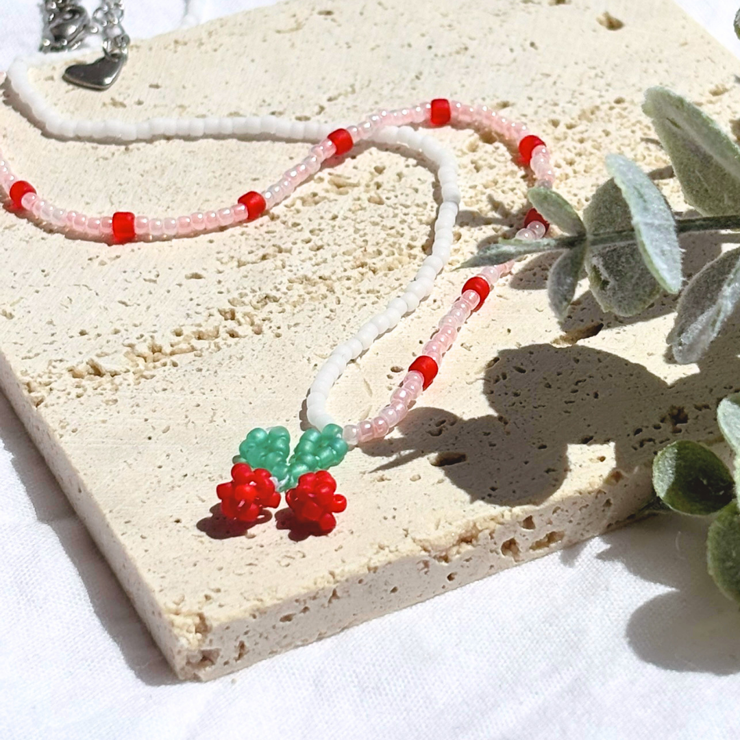 Colier finut la baza gatului cu pandantiv cirese din margele, accesoriu romantic si jucaus lucrat manual, cadou bijuterii femei