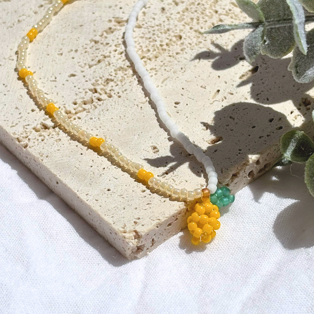 Colier finut la baza gatului cu pandantiv lamaie din margele, accesoriu vibrant si jucaus lucrat manual, cadou bijuterii handmade