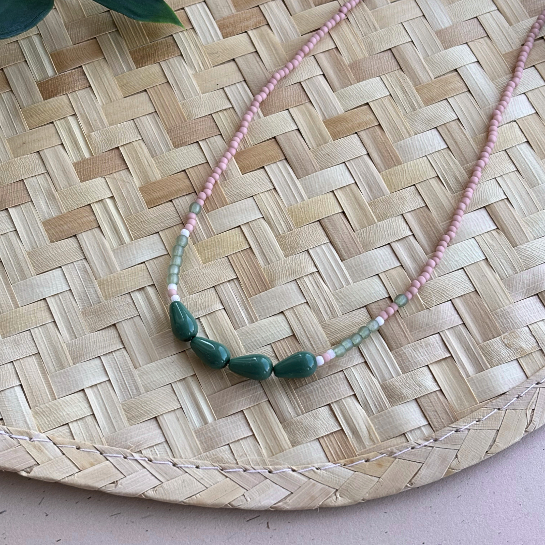 Colier choker delicat din margele de sticla roz pudrat si verde masliniu cu picaturi mari verde smarald si accesorii din otel inoxidabil