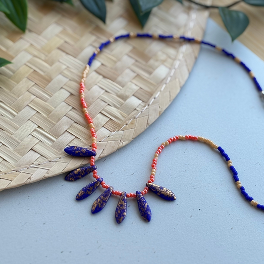 Colier handmade din margele de sticla albastru cobalt si portocaliu coral cu pandantive albastre cu striatii aurii si inchizatoare din otel inoxidabil