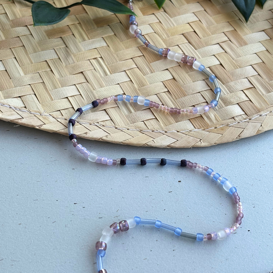 Colier delicat dama la baza gatului din margele de sticla albastre si mov lila cu accesorii din otel inoxidabil, ideal pentru cadou