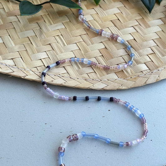 Colier delicat dama la baza gatului din margele de sticla albastre si mov lila cu accesorii din otel inoxidabil, ideal pentru cadou