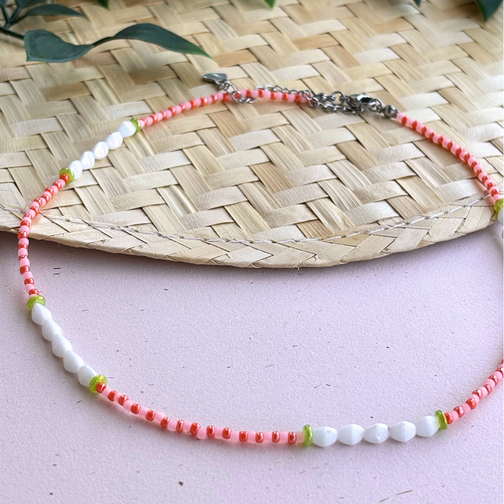 Colier delicat din margele de sticla roz coral si albe cu extensie din otel inoxidabil asezat pe suport impletit, cadou fete, femei, handmade