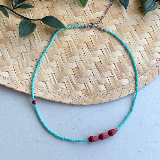 Colier minimalist la baza gatului din margele mici de sticla turcoaz si picaturi rosii visinii cu accesorii durabile din otel inoxidabil