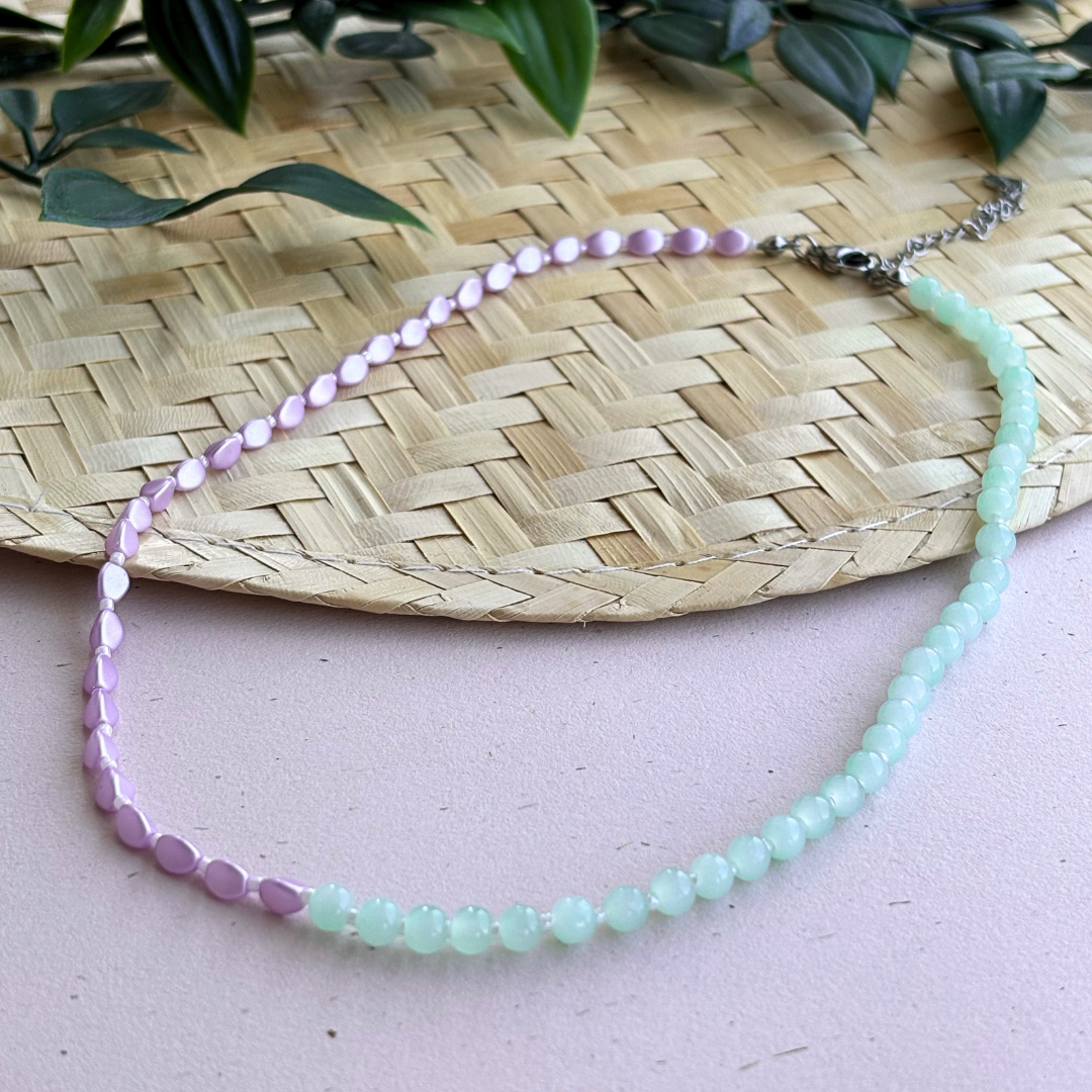Colier impletit jumatate verde menta si jumatate lila din margele de sticla cu accesorii din otel inoxidabil