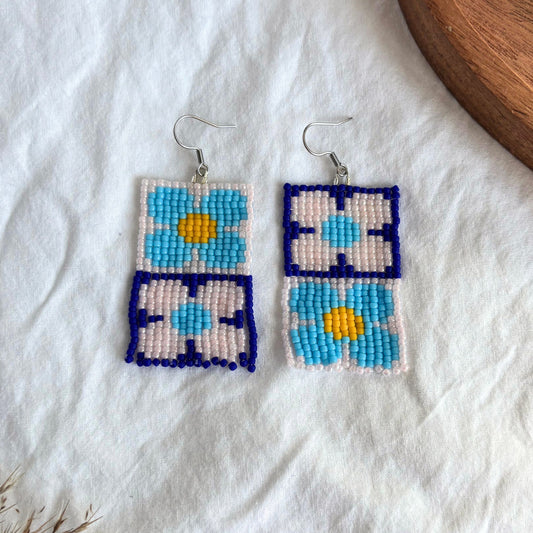 cercei lucrati manual din margele delicate roz pastel si albastru si accente galbene, cercei statement usori si eleganti, accesorii artizanale originale unicat, potriviti pentru tinute casual, boho sau cadou special